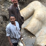 Uralte Statue ausgegraben