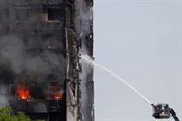 London: Hochhaus in Flammen