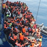 Zwei Flücht­lings­boo­te ge­sun­ken