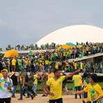 Bra­si­li­en: Bol­so­na­ro-An­hän­ger stür­men Kon­gres­s