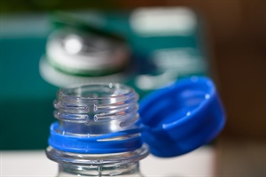 Flasche und Deckel bleiben zusammen